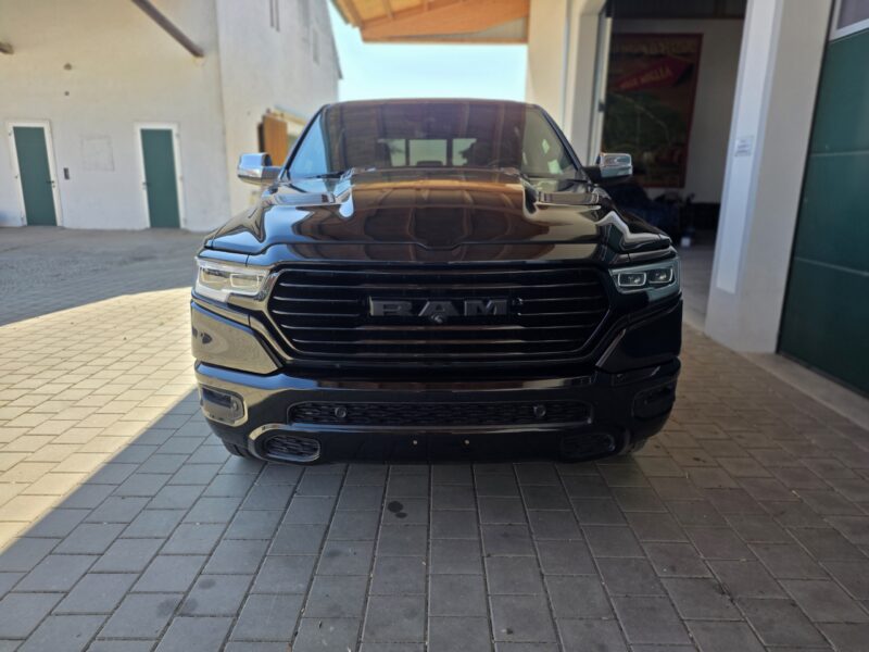 Schwarzer Dodge Ram 1500 Limited Gen 5 Pickup, Frontansicht schräg, zu verkaufen in München