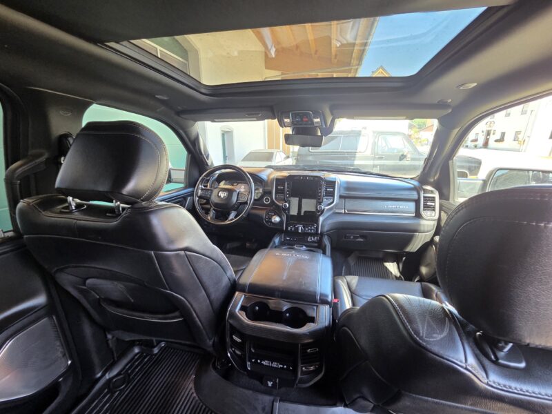 Schwarzer Dodge Ram 1500 Limited Gen 5, Fahrerseite von vorne