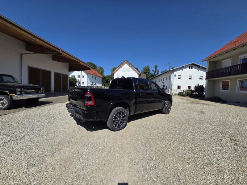 Bedienelemente-Detail im Innenraum eines Dodge Ram 1500 Limited Gen 5