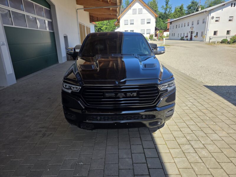 Seitenansicht eines schwarzen Dodge Ram 1500 Limited Gen 5 Pickups, München