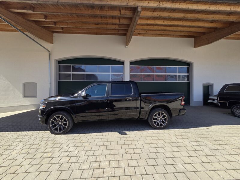 Heckansicht schräg eines schwarzen Dodge Ram 1500 Limited Gen 5, München