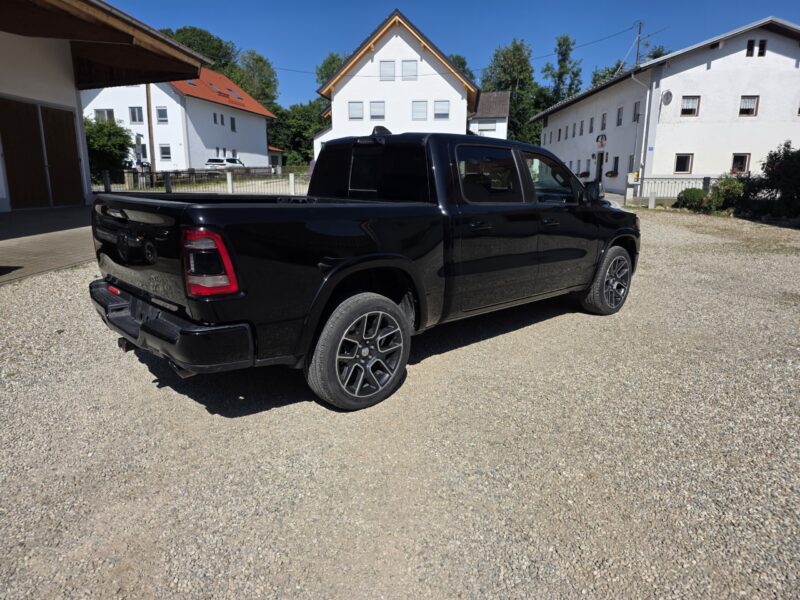 dodge-ram-1500-limited-gen5-schwarz-34-innenraum-beinfreiheit-hinten