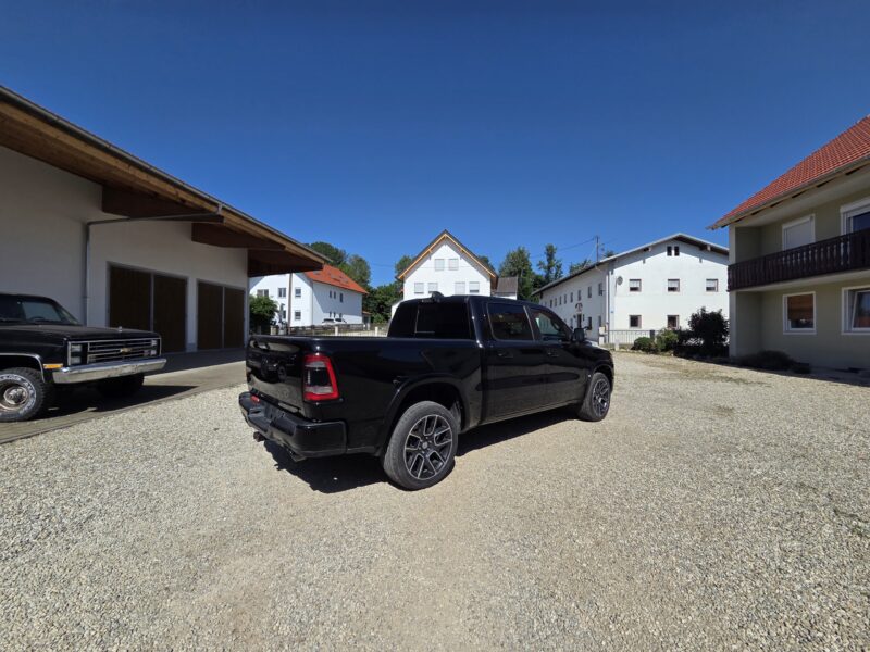 dodge-ram-1500-limited-gen5-schwarz-35-innenraum-tuerverkleidung