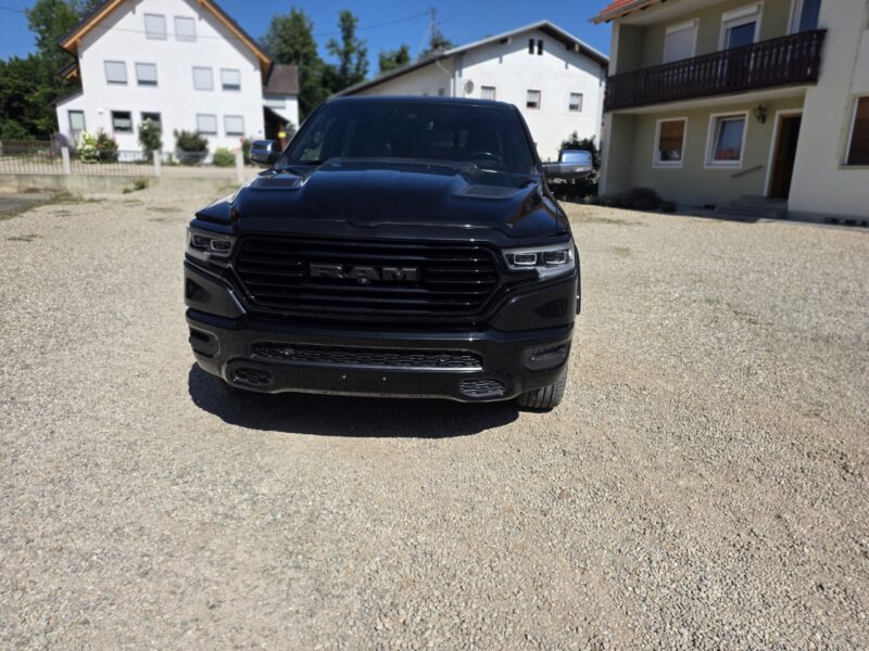 Kopfstützen- und Sitzdetail im Innenraum eines Dodge Ram 1500 Limited Gen 5