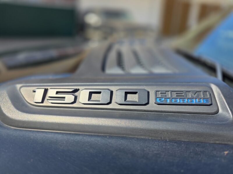 Motorraum eines Dodge Ram 1500 Limited Gen 5
