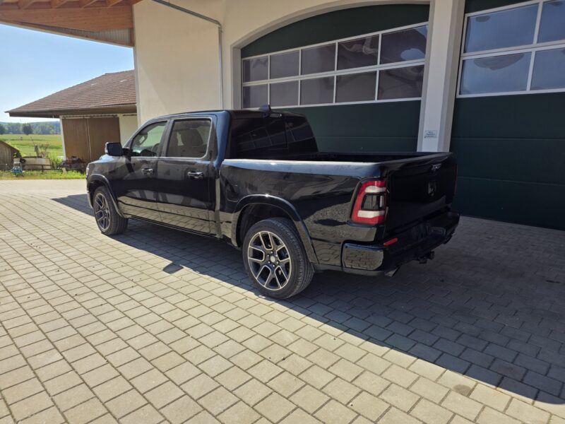 Schwarzer Dodge Ram 1500 Limited Gen 5 Pickup aus niedriger Frontperspektive
