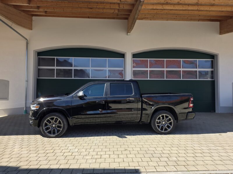 Frontansicht schräg eines schwarzen Dodge Ram 1500 Limited Gen 5, München