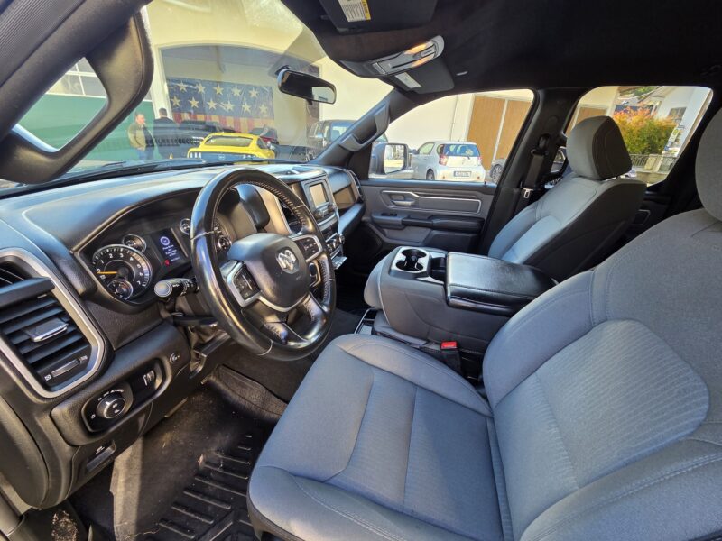 ram-1500-big-horn-2021-4x4-quad-cab-cockpit-44 RAM 1500 Big Horn 2021 Quad Cab 4x4 Innenraum mit Armaturenbrett und Stoffsitzen