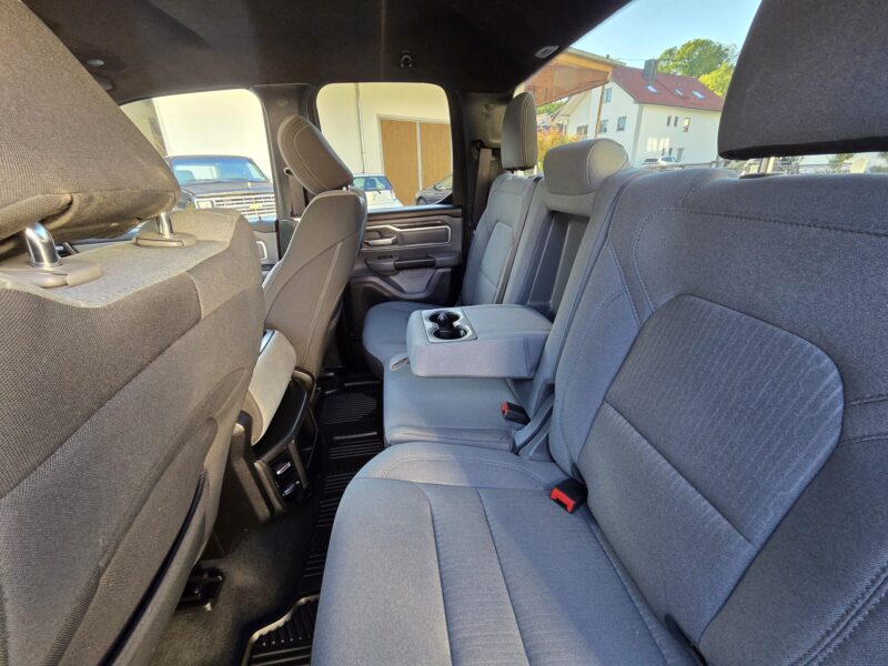 ram-1500-big-horn-2021-4x4-quad-cab-fondsitze-49 RAM 1500 Big Horn 2021 Quad Cab 4x4 Fondsitze mit Mittelarmlehne und Getränkehalter