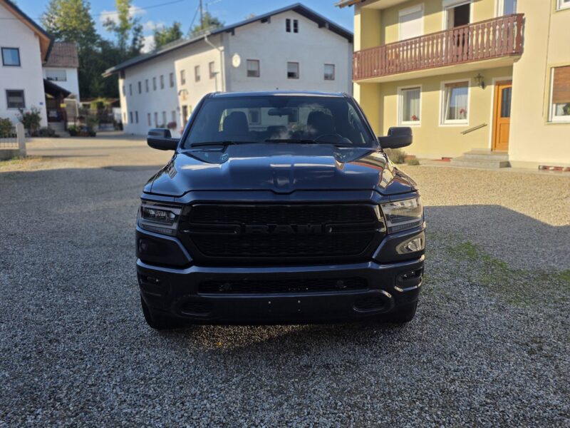 ram-1500-big-horn-2021-4x4-quad-cab-front-07 RAM 1500 Big Horn 2021 Quad Cab 4x4 in Maximum Steel Metallic, Frontansicht auf dem Hof