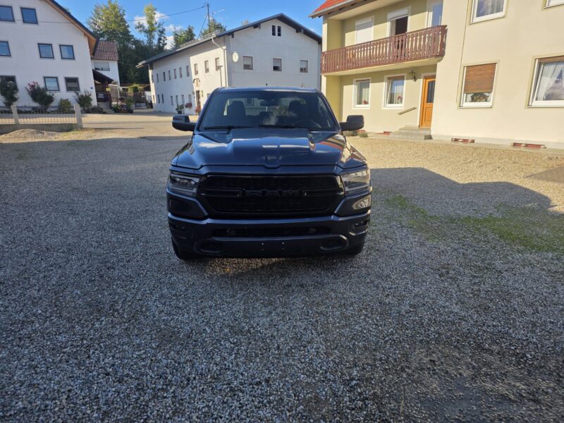 ram-1500-big-horn-2021-4x4-quad-cab-front-08 RAM 1500 Big Horn 2021 Quad Cab 4x4 Pick-up frontal mit Motorhaube und Außenspiegeln