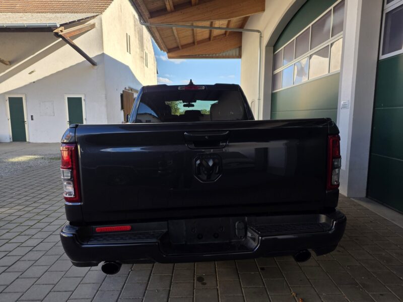 RAM 1500 Big Horn 2021 Quad Cab 4x4 Heckansicht mit abschließbarer Heckklappe