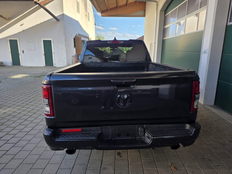 ram-1500-big-horn-2021-4x4-quad-cab-heck-34 RAM 1500 Big Horn 2021 Quad Cab 4x4 Pick-up von hinten mit Stoßstange und Rückleuchten