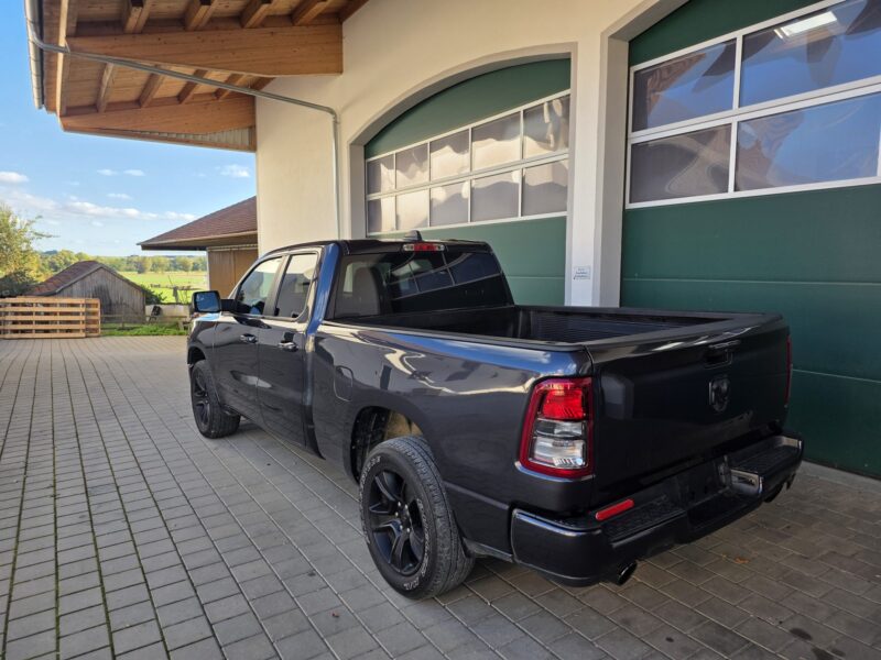 ram-1500-big-horn-2021-4x4-quad-cab-hinten-links-35 RAM 1500 Big Horn 2021 Quad Cab 4x4 Heckansicht schräg links mit Ladefläche