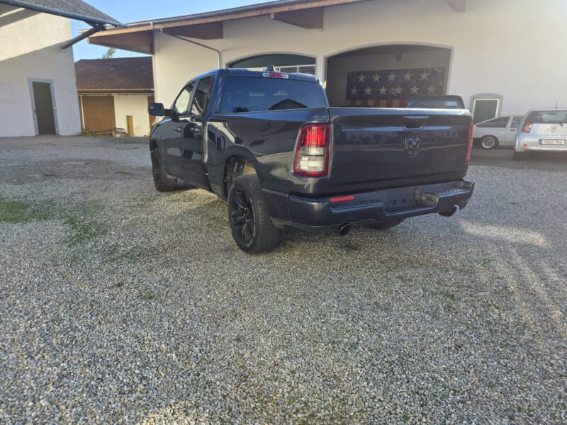 ram-1500-big-horn-2021-4x4-quad-cab-hinten-links-37 RAM 1500 Big Horn 2021 Quad Cab 4x4 in Maximum Steel Metallic, Heckansicht schräg links