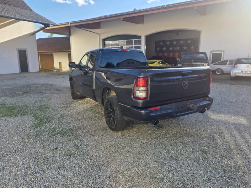 ram-1500-big-horn-2021-4x4-quad-cab-hinten-links-38 RAM 1500 Big Horn 2021 Quad Cab 4x4 von hinten links mit schwarzen Felgen