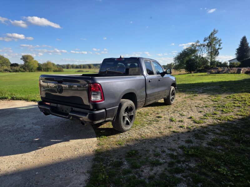 ram-1500-big-horn-2021-4x4-quad-cab-hinten-links-39 RAM 1500 Big Horn 2021 Quad Cab 4x4 auf der Wiese, Heckansicht schräg links