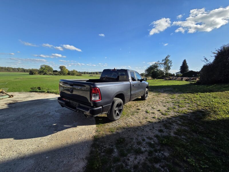 ram-1500-big-horn-2021-4x4-quad-cab-hinten-links-41 RAM 1500 Big Horn 2021 Quad Cab 4x4 Heck schräg links mit Rückleuchten