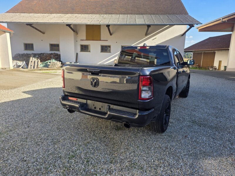 ram-1500-big-horn-2021-4x4-quad-cab-hinten-rechts-36 RAM 1500 Big Horn 2021 Quad Cab 4x4 Heck schräg rechts auf dem Hof