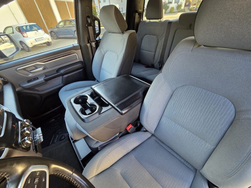 ram-1500-big-horn-2021-4x4-quad-cab-innenraum-46 RAM 1500 Big Horn 2021 Quad Cab 4x4 40/20/40 Sitzbank vorne in Schwarz/Grau mit Mittelkonsole