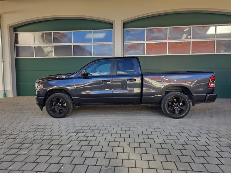 ram-1500-big-horn-2021-4x4-quad-cab-seite-links-21 RAM 1500 Big Horn 2021 Quad Cab 4x4 in Maximum Steel Metallic, Seitenansicht Fahrerseite