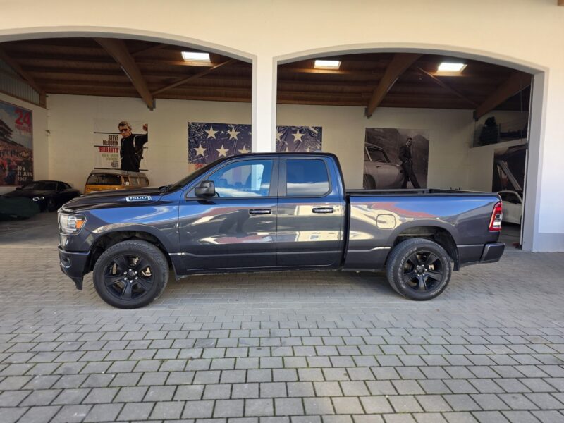 ram-1500-big-horn-2021-4x4-quad-cab-seite-links-23 RAM 1500 Big Horn 2021 Quad Cab 4x4 in der Ausstellungshalle, Seitenansicht links