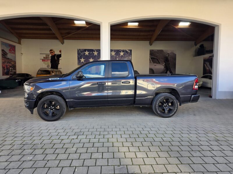 ram-1500-big-horn-2021-4x4-quad-cab-seite-links-24 RAM 1500 Big Horn 2021 Quad Cab 4x4 Pick-up im Showroom, Seitenprofil links