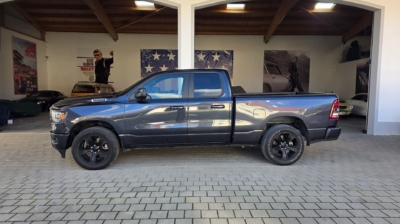 RAM 1500 Big Horn 2021 Quad Cab 4x4 Seitenansicht links in der Halle