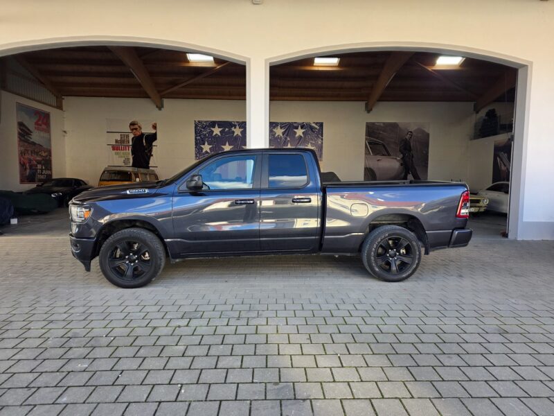 ram-1500-big-horn-2021-4x4-quad-cab-seite-links-25 RAM 1500 Big Horn 2021 Quad Cab 4x4 Seitenansicht links in der Halle