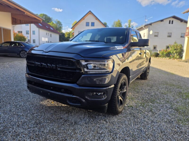 ram-1500-big-horn-2021-4x4-quad-cab-vorne-links-15 RAM 1500 Big Horn 2021 Quad Cab 4x4 vorne links mit schwarzen Alufelgen und Geländereifen