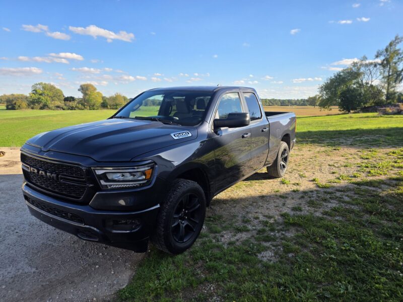 ram-1500-big-horn-2021-4x4-quad-cab-vorne-links-16 RAM 1500 Big Horn 2021 Quad Cab 4x4 in Maximum Steel Metallic auf der Wiese, vorne links