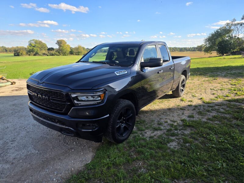 ram-1500-big-horn-2021-4x4-quad-cab-vorne-links-17 RAM 1500 Big Horn 2021 Quad Cab 4x4 Pick-up schräg von vorne links im Sonnenlicht