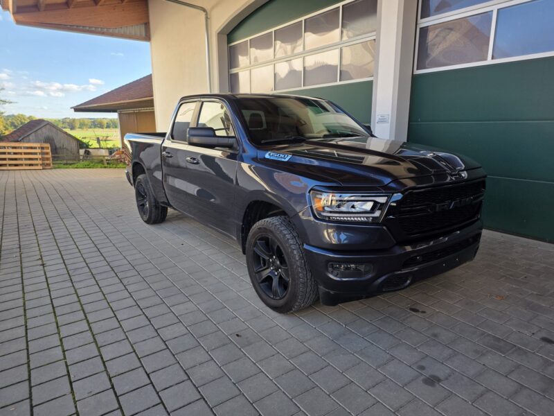 ram-1500-big-horn-2021-4x4-quad-cab-vorne-rechts-03 RAM 1500 Big Horn 2021 Quad Cab 4x4 Pick-up mit LED-Scheinwerfern und 1500-Emblem auf der Motorhaube
