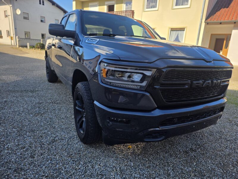 ram-1500-big-horn-2021-4x4-quad-cab-vorne-rechts-09 RAM 1500 Big Horn 2021 Quad Cab 4x4 Front schräg rechts mit Black-Package-Optik