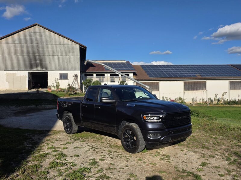 ram-1500-big-horn-2021-4x4-quad-cab-vorne-rechts-18 RAM 1500 Big Horn 2021 Quad Cab 4x4 vor Bauernhof, Frontansicht schräg rechts