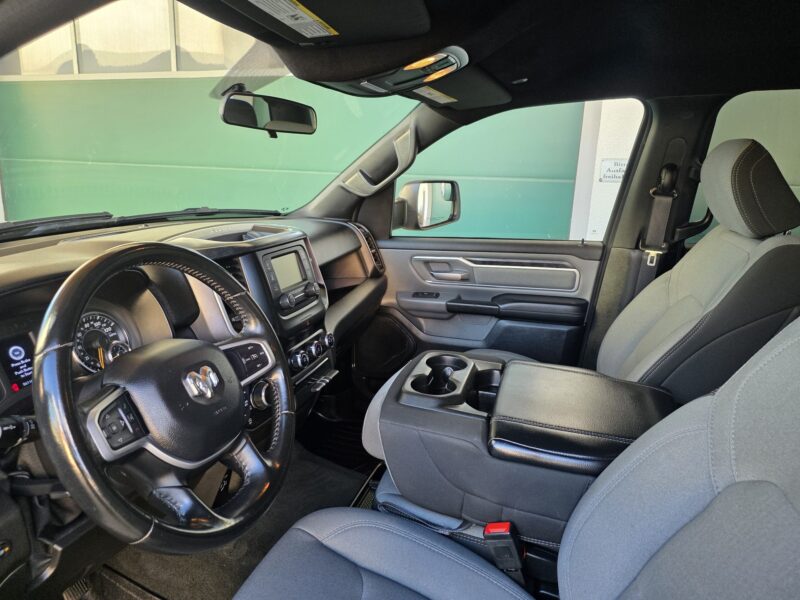 RAM 1500 Big Horn 2021 Quad Cab 4x4 Cockpit mit Lederlenkrad und Uconnect-Touchscreen