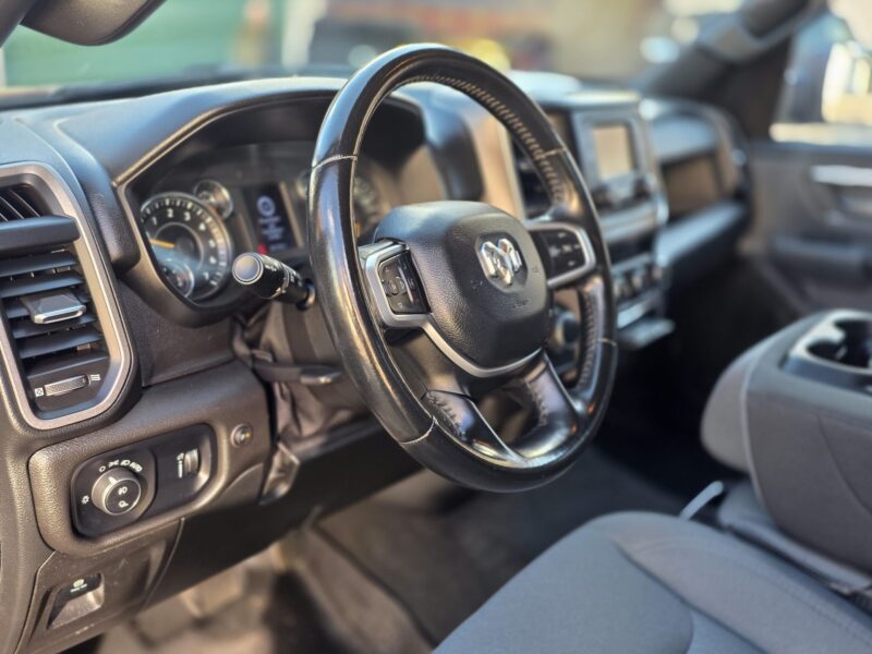RAM 1500 Big Horn 2021 Quad Cab 4x4 Lenkrad mit Multifunktionstasten und Kombiinstrument