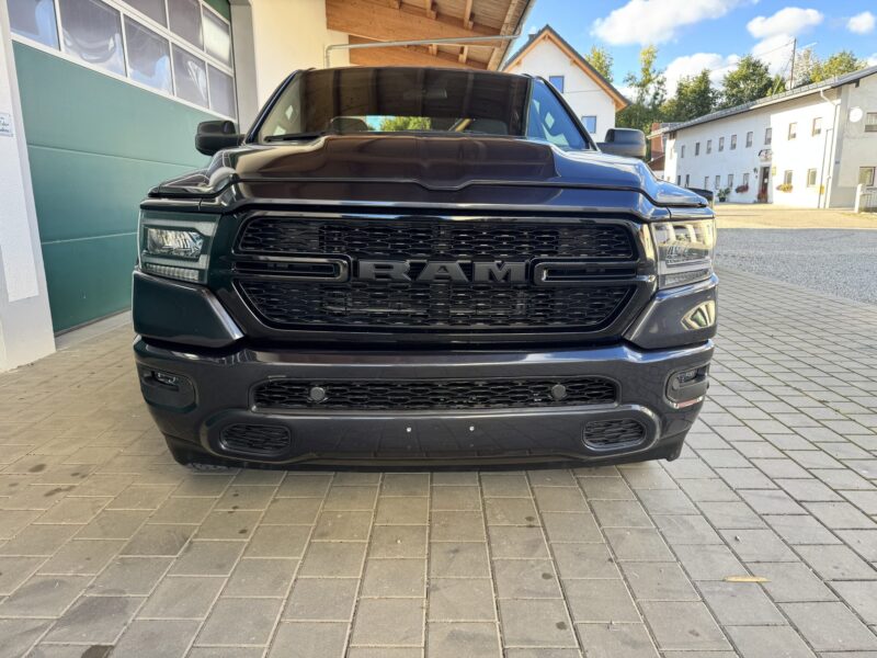 RAM 1500 Big Horn 2021 Quad Cab 4x4 Frontansicht mit schwarzem RAM-Kühlergrill