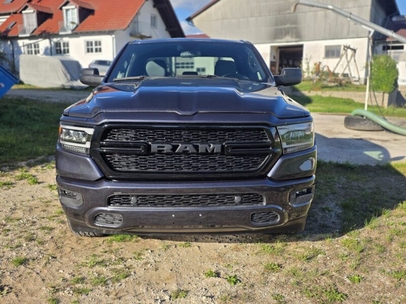 RAM 1500 Big Horn 2021 Quad Cab 4x4 Front mit schwarzem Grill und LED-Scheinwerfern
