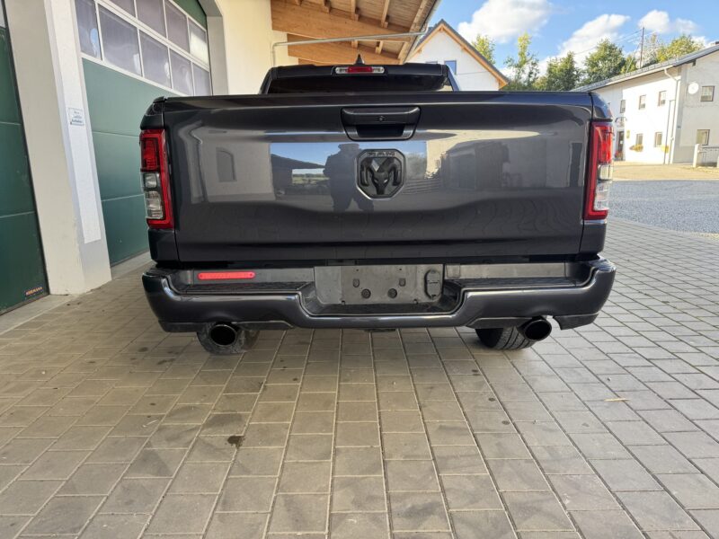 RAM 1500 Big Horn 2021 Quad Cab 4x4 Heckansicht mit RAM-Logo auf der Heckklappe