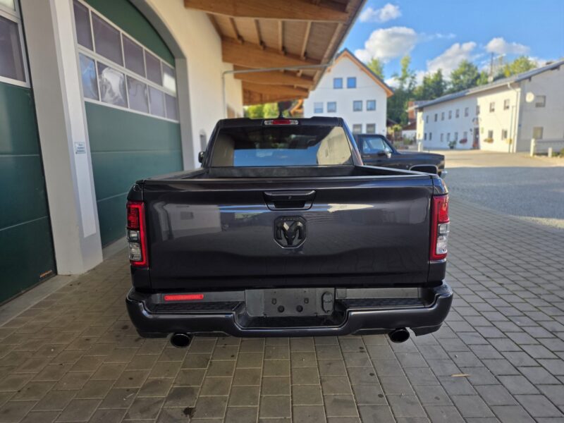 RAM 1500 Big Horn 2021 Quad Cab 4x4 Heck mit Doppelendrohr und Anhängerkupplung