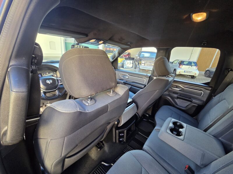 RAM 1500 Big Horn 2021 Quad Cab 4x4 Innenraum von hinten mit Blick auf die Vordersitze