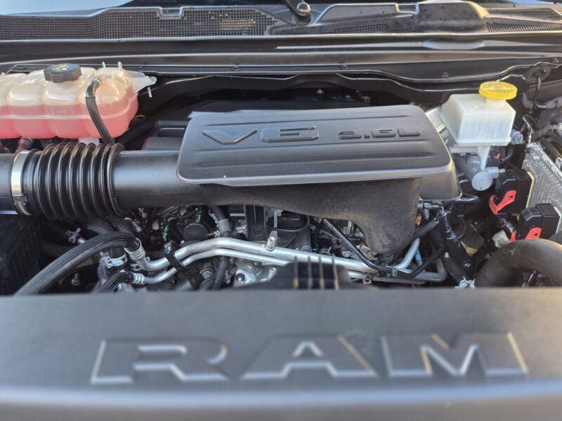 RAM 1500 Big Horn 2021 Quad Cab 4x4 Motorraum mit 3.6 V6 eTorque Mild-Hybrid-Motor