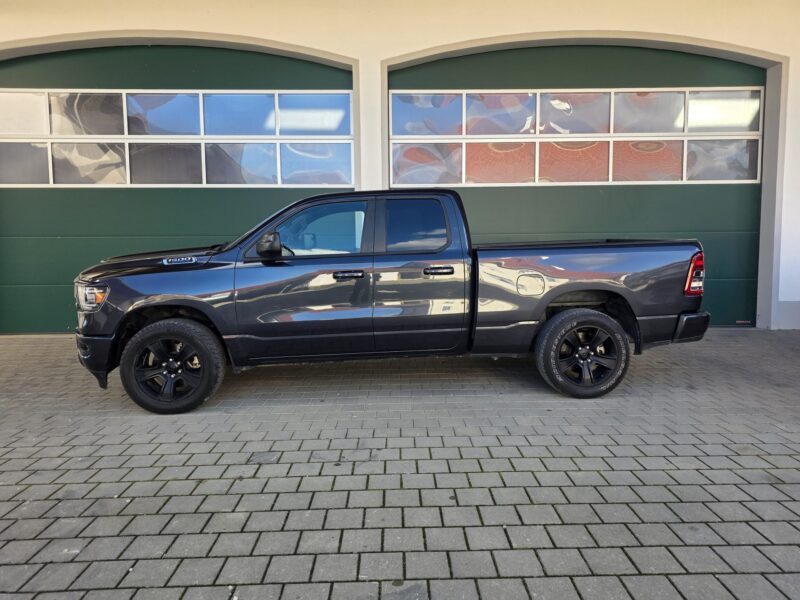 RAM 1500 Big Horn 2021 Quad Cab 4x4 Seitenansicht links mit 6-ft-Ladefläche