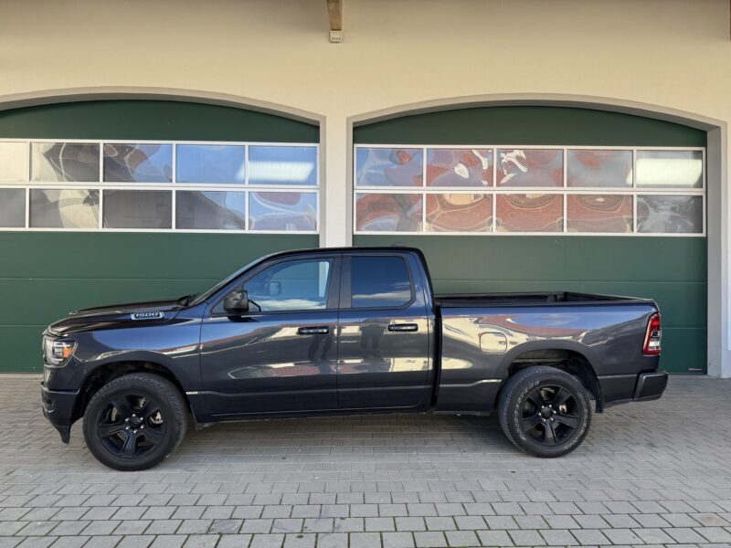 RAM 1500 Big Horn 2021 Quad Cab 4x4 Seitenprofil links mit vier Türen