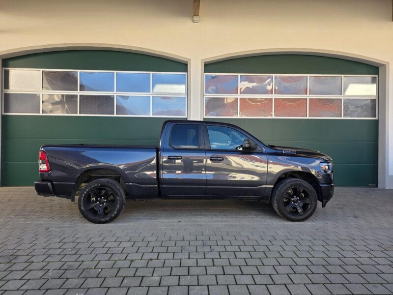 ram-1500-big-horn-2021-4x4-quad-cab-seite-rechts-26 RAM 1500 Big Horn 2021 Quad Cab 4x4 Seitenansicht rechts mit schwarzen Felgen