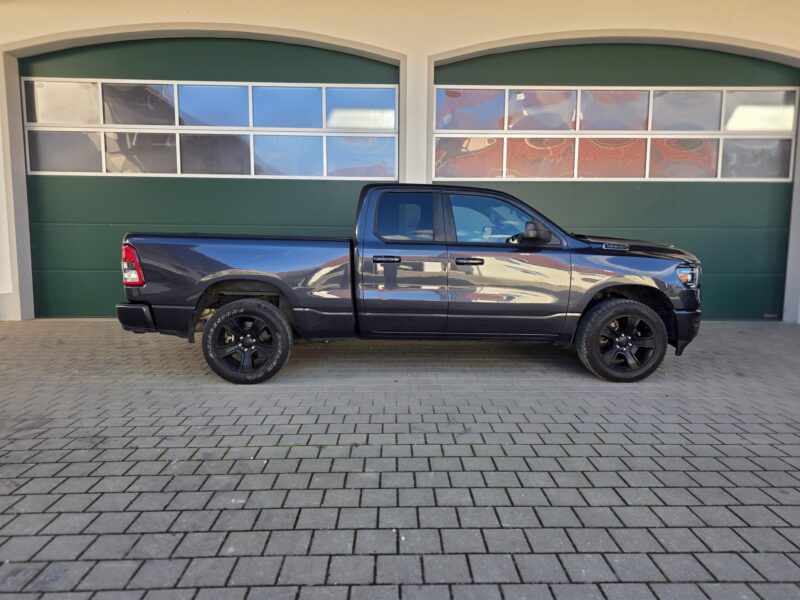 RAM 1500 Big Horn 2021 Quad Cab 4x4 in Maximum Steel Metallic, Seitenansicht rechts vor Hallentor