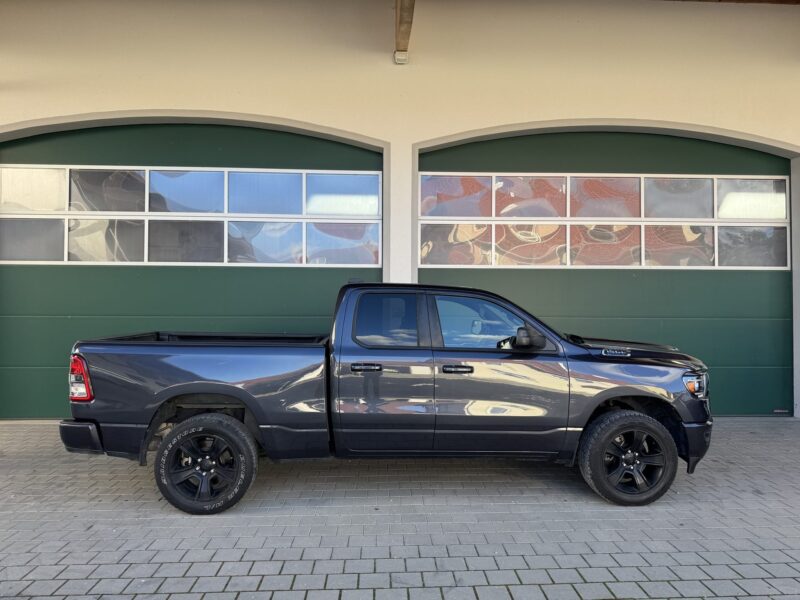 RAM 1500 Big Horn 2021 Quad Cab 4x4 Seitenprofil rechts mit langer Ladefläche
