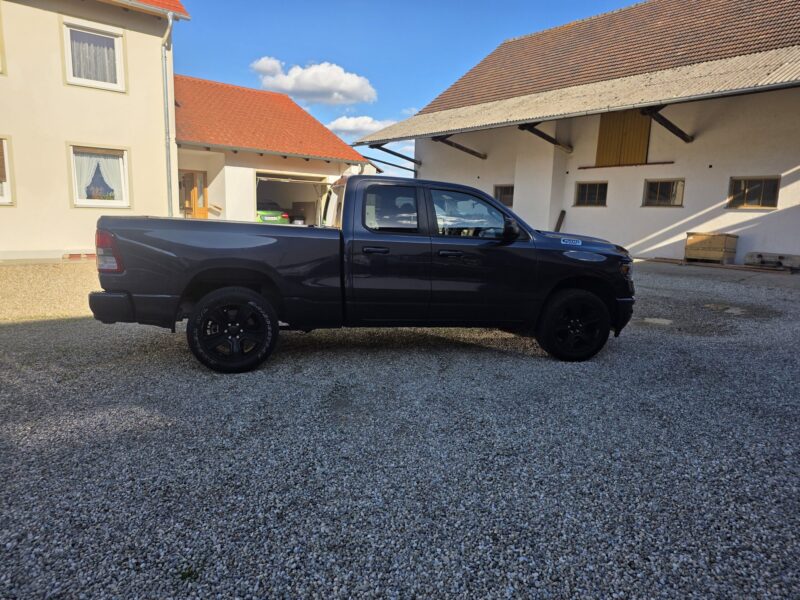 RAM 1500 Big Horn 2021 Quad Cab 4x4 Seitenansicht rechts auf dem Hof