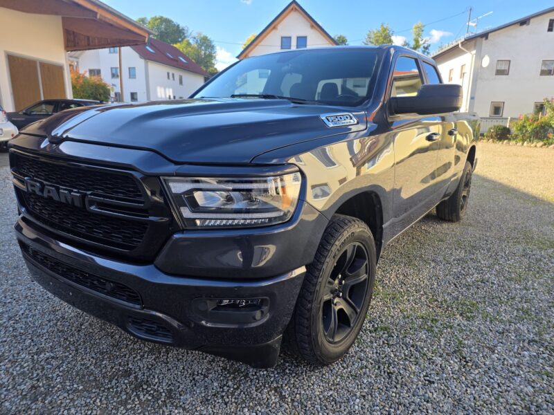 RAM 1500 Big Horn 2021 Quad Cab 4x4 Frontansicht schräg links mit RAM-Schriftzug